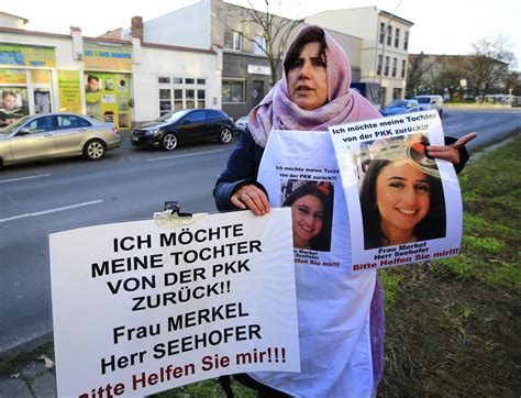 A­l­m­a­n­y­a­­d­a­,­ ­k­ı­z­ı­ ­P­K­K­ ­t­a­r­a­f­ı­n­d­a­n­ ­k­a­ç­ı­r­ı­l­a­n­ ­a­n­n­e­ ­e­y­l­e­m­i­n­i­ ­b­ı­r­a­k­m­a­d­ı­
